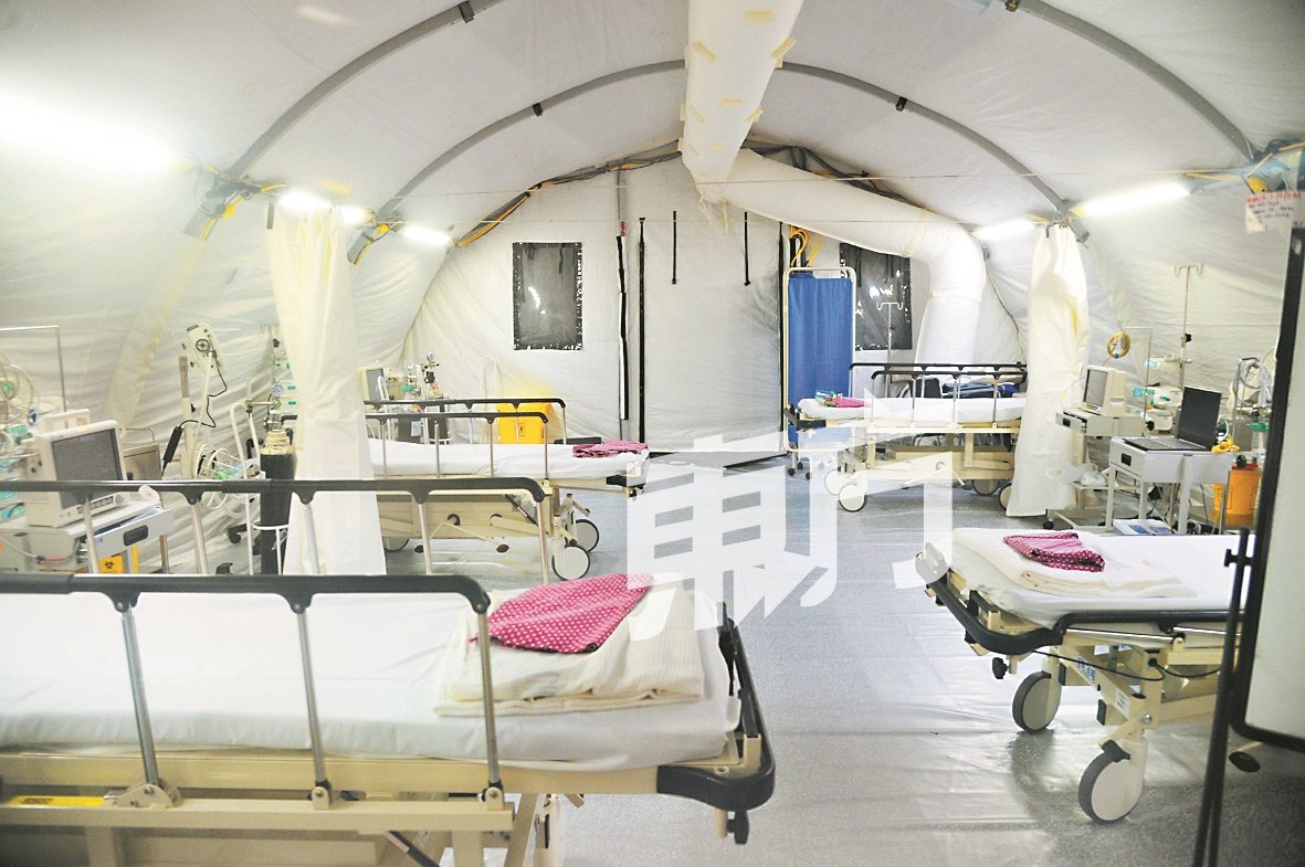 B礼堂外的负压帐篷是收治情况非常严重，而且需要转院的病患，每名病患由一名护士专门照顾。医护人员需要在病患转院前，在负压帐篷稳定他们的情况。
