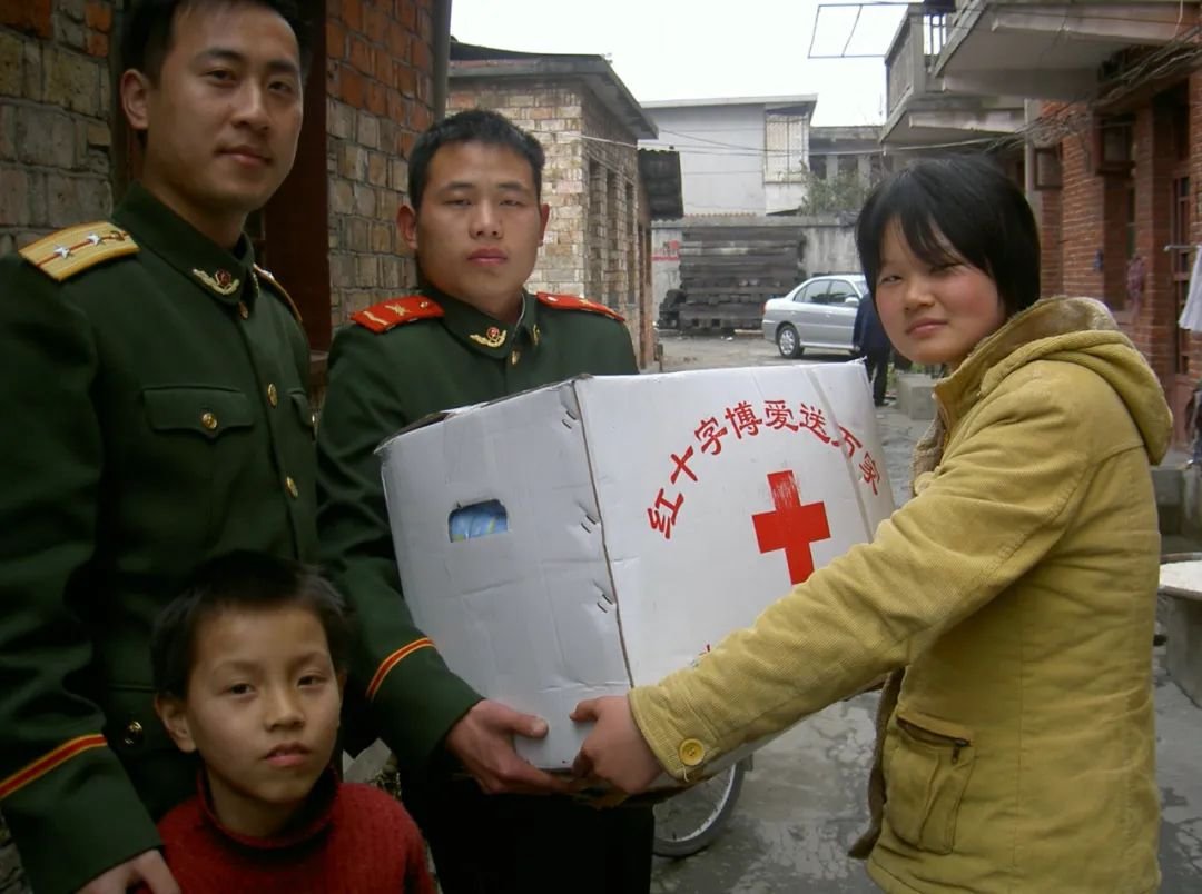 分宜消防队员看望张佳港（前排左一）和姐姐张琳（前排右一）。