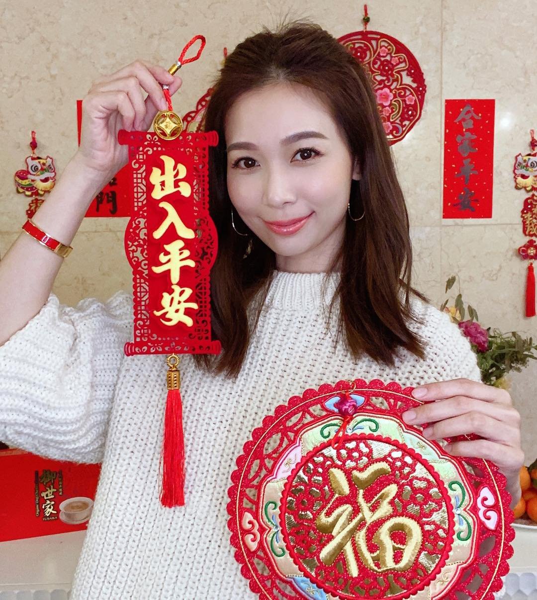 首次在香港过年，杨秀惠也买了很多新年装饰布置家里，让家里充满仪式感。