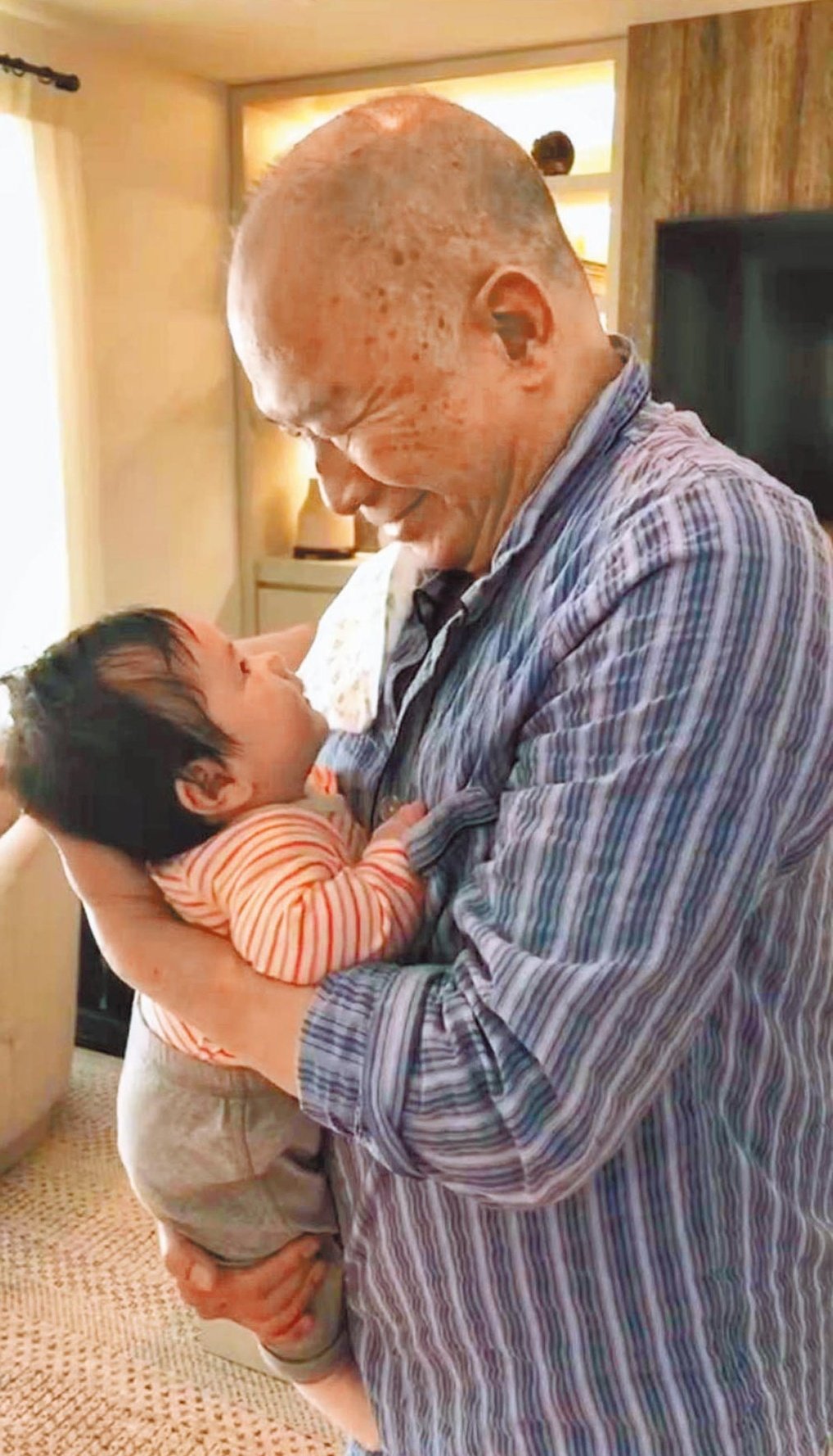 吴宇森抱孙女前不止自主隔离14天，还主动施打疫苗。