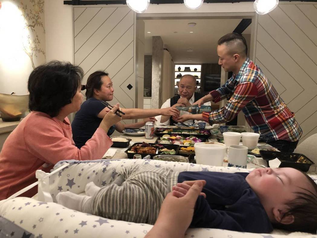 吴宇森一家人在美国吃年夜饭。