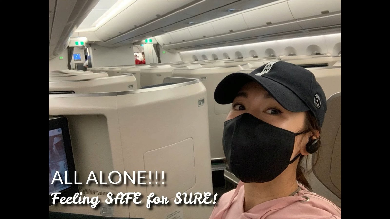 李施嬅在Vlog里记录她从加拿大长征回到香港的过程，机舱内只有她一个人。