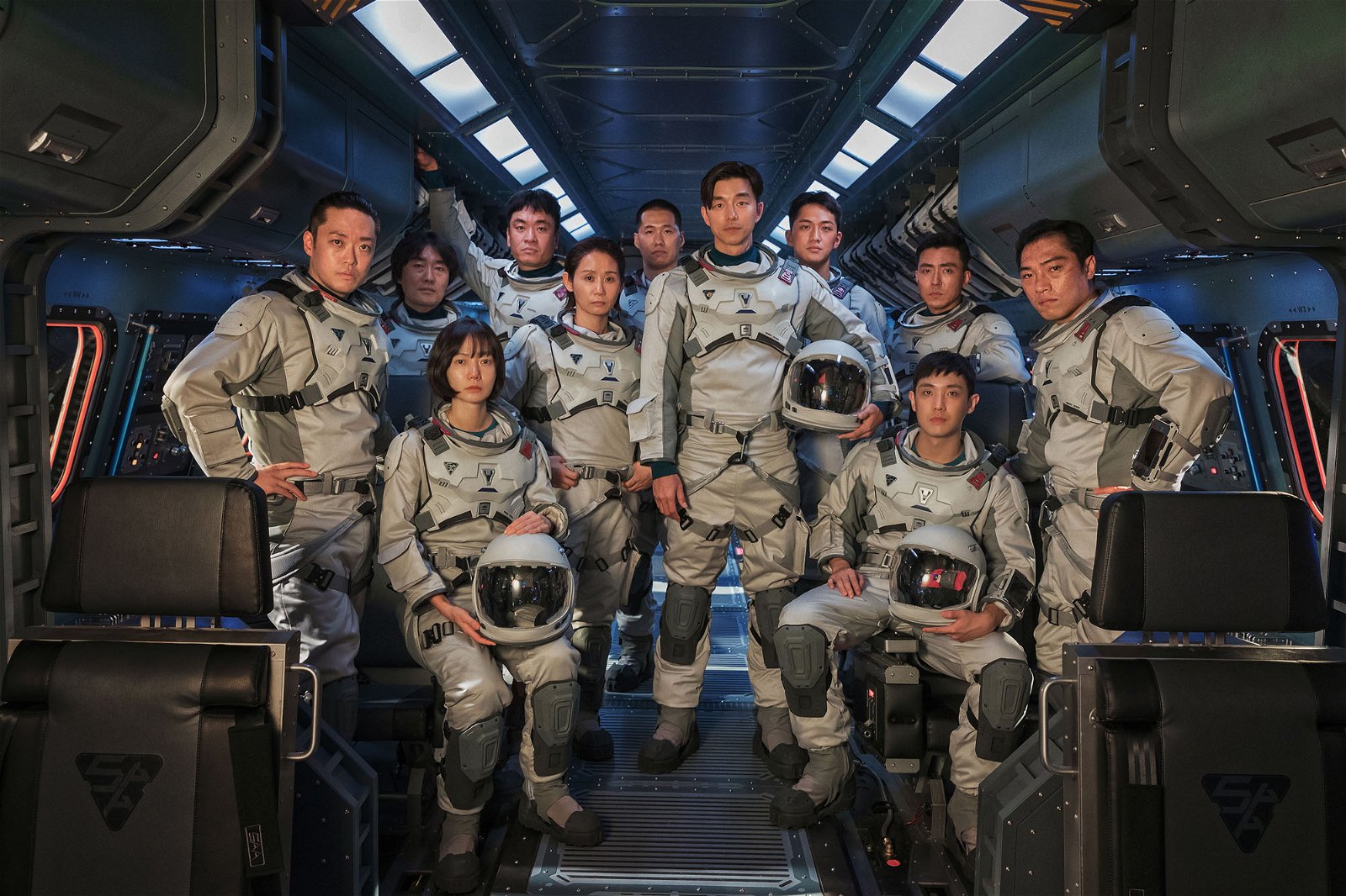 《寂静的大海》讲述地球沙漠化导致人类缺水缺粮，孔刘饰演的航天局队长带领精英宇航员到地球外的地方，找寻拯救人类的方法。