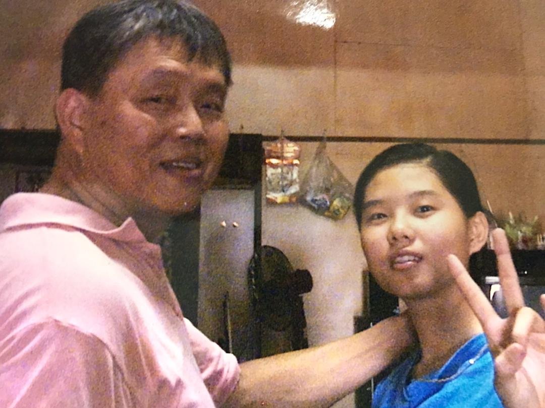 父亲是张诗妮此生最敬重的人之一，即便家境困难，但她考试优异时，父亲还是买了条金链奖励她。（照片受访者提供）