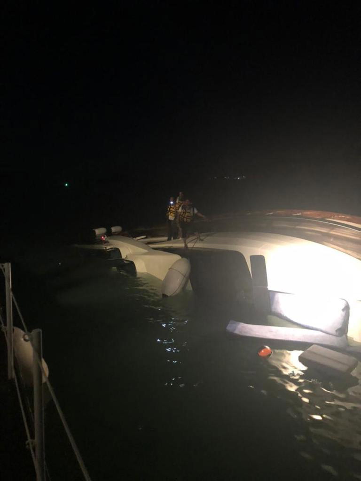 涉及的邮轮相信是撞及一物体，导致船体几乎沉没在拉浪岛一带的海域。