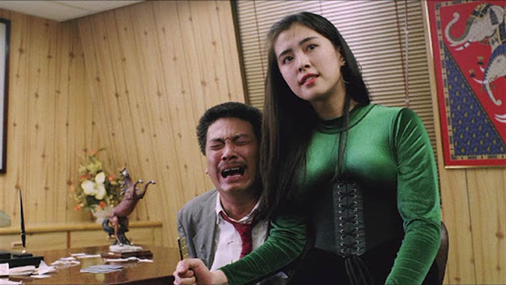 在电影《赌神》中，王祖贤用刀插吴孟达大腿这一场戏成为观众心目中的经典场面。