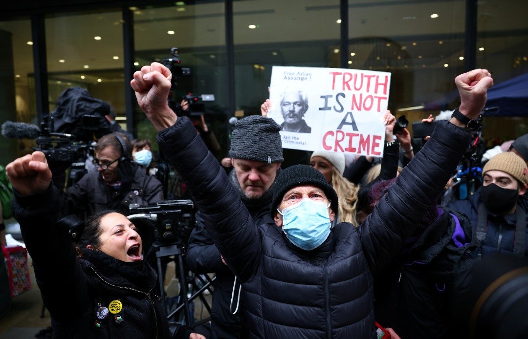 当英国法院周一宣布，拒绝将泄密网站“维基解密”创办人亚桑杰引渡至美受审后，其支持者在法院外大声欢呼。（路透社）