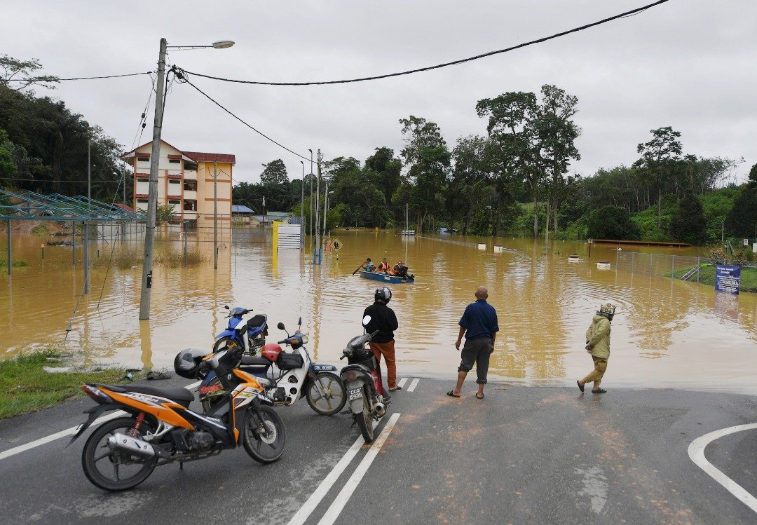 淡马鲁水灾依然严重，许多道路皆已被雨水淹没，交通陷入瘫痪，船艇成了当地居民的代步工具。