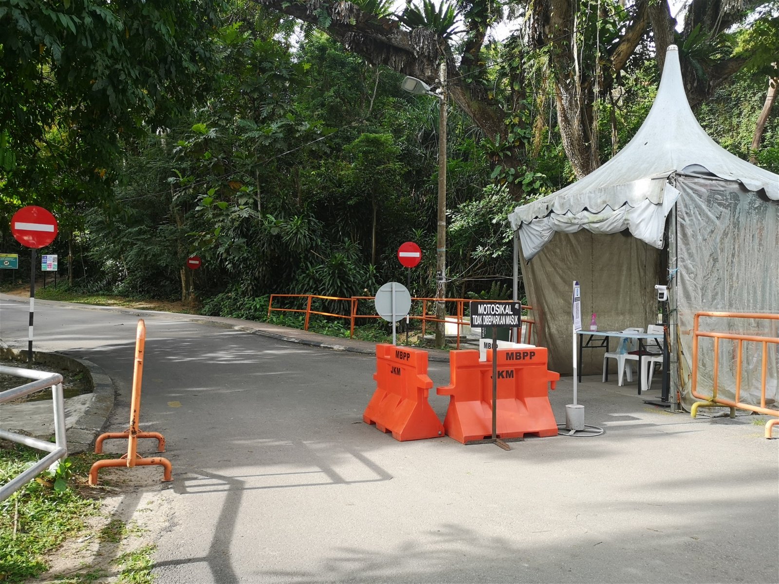 槟岛市政厅公园仍开放给民众进入。