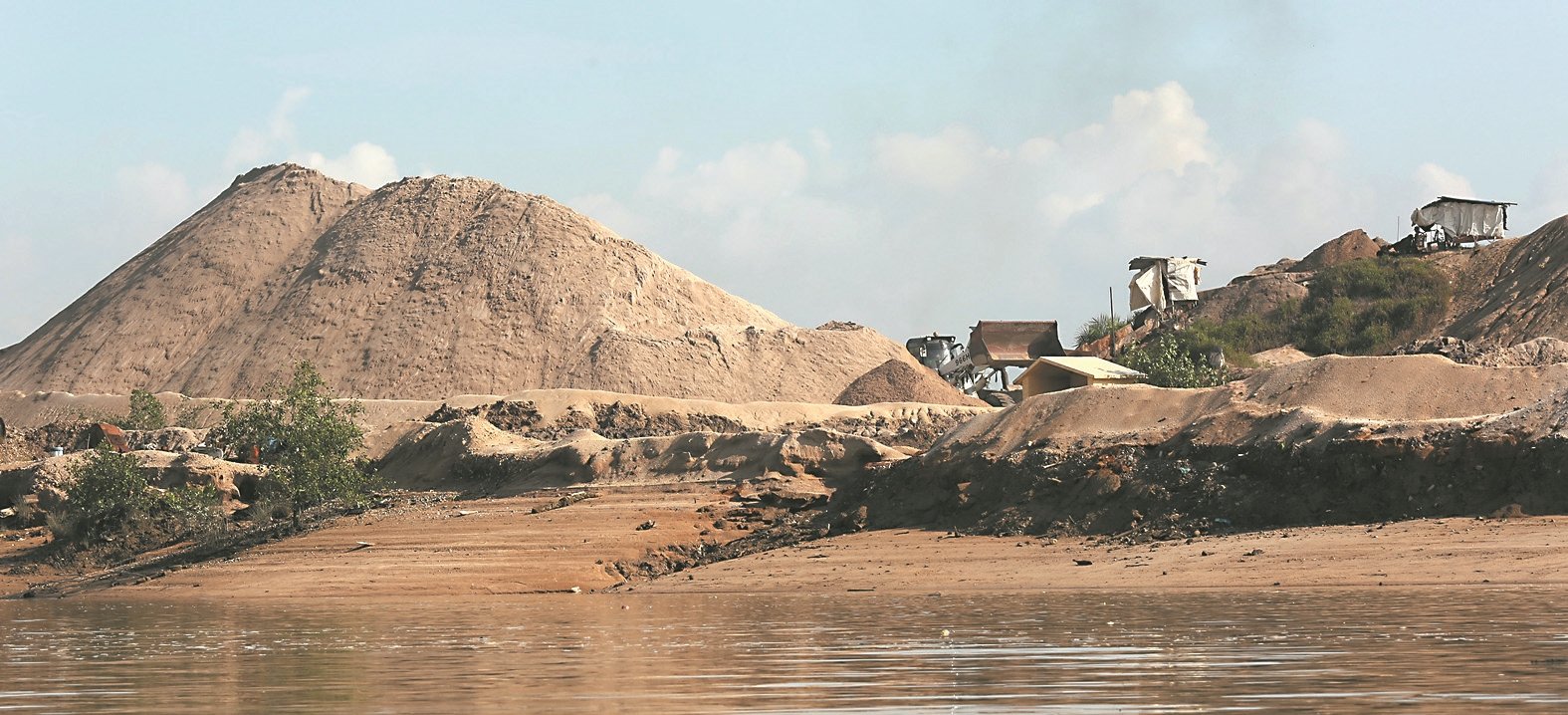 受访学者和河流保育人士分析，柔佛河及其支流沿岸的采砂活动，造成柔佛河河床变浅最终引发河流泛滥的原因之一。图为与柔佛河下游其中一个采砂场。（档案照）