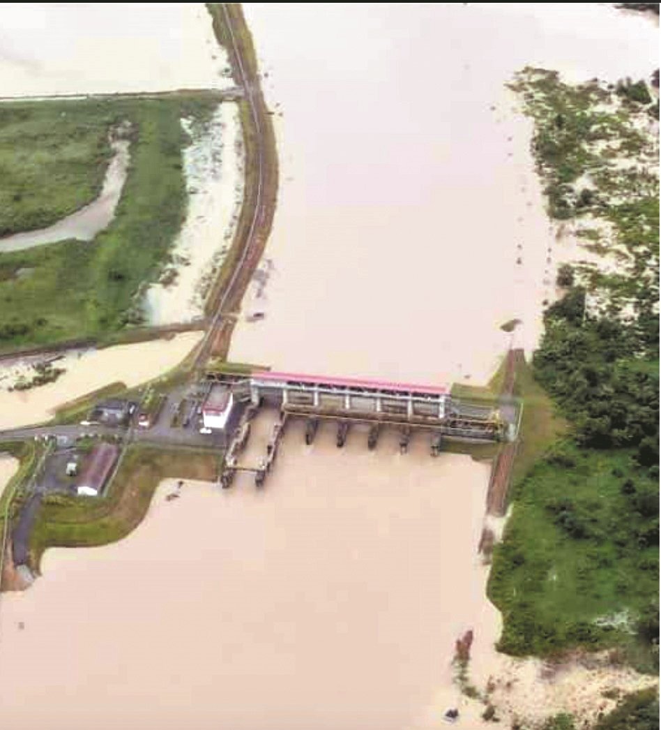 柔佛河的拦河坝被指是造成哥打丁宜一带水灾问题越来越严重的原因之一。（受访者提供）