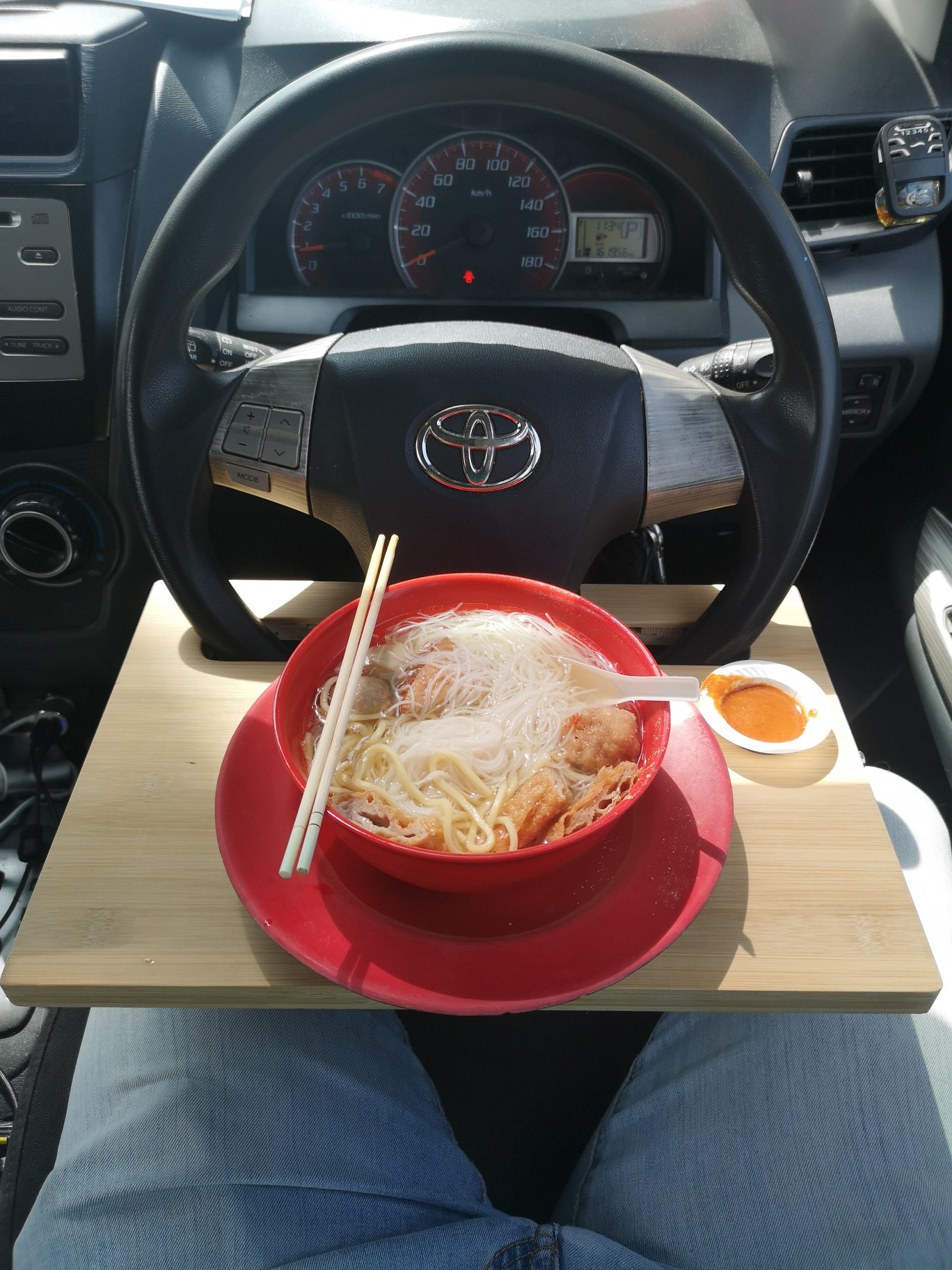 砧板变桌板，让钟梓良在车上也可以轻松享用各种美食。