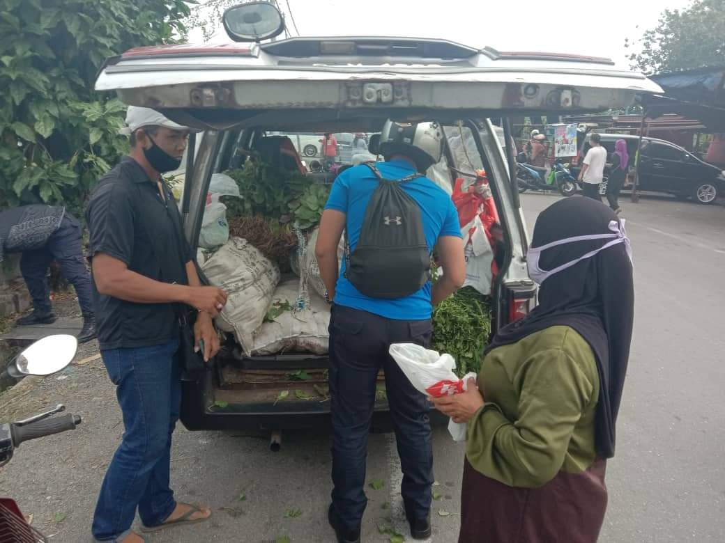 巴生市议会执法人员前往班达马兰巴板路，取缔行管令期间非法营业的早市小贩。