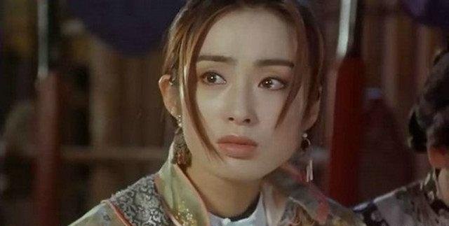 张敏当年在《九品芝麻官之白面包青天》里饰演“戚秦氏”。