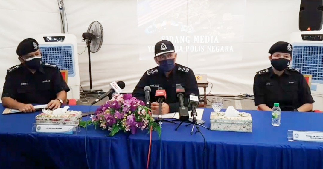 全国警察总长拿督斯里阿克里沙尼（左2）巡视隆市强管区后，在吉隆坡总警长拿督阿兹米（左）和副总警长拿督杨丽珠的陪同下，召开记者会。