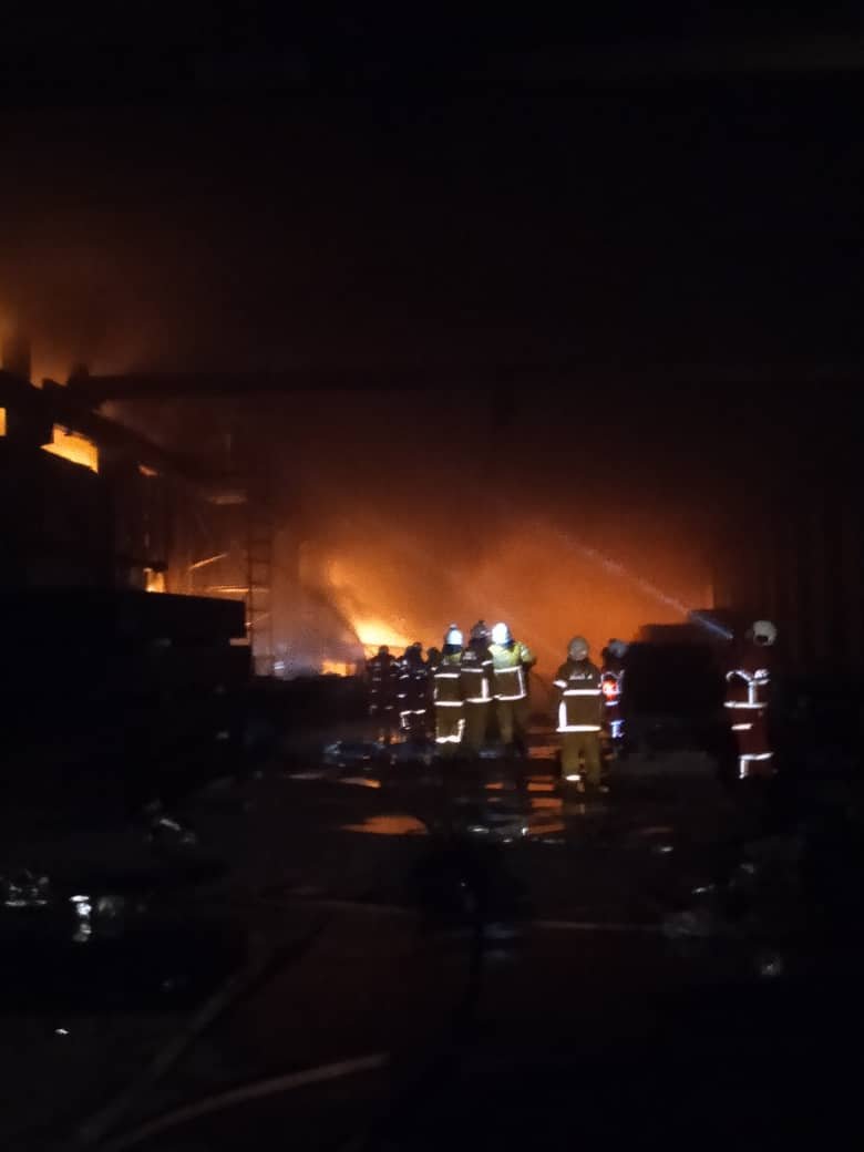 塑料制造厂凌晨约3时30分发生火灾，而消拯员在奋力救火。