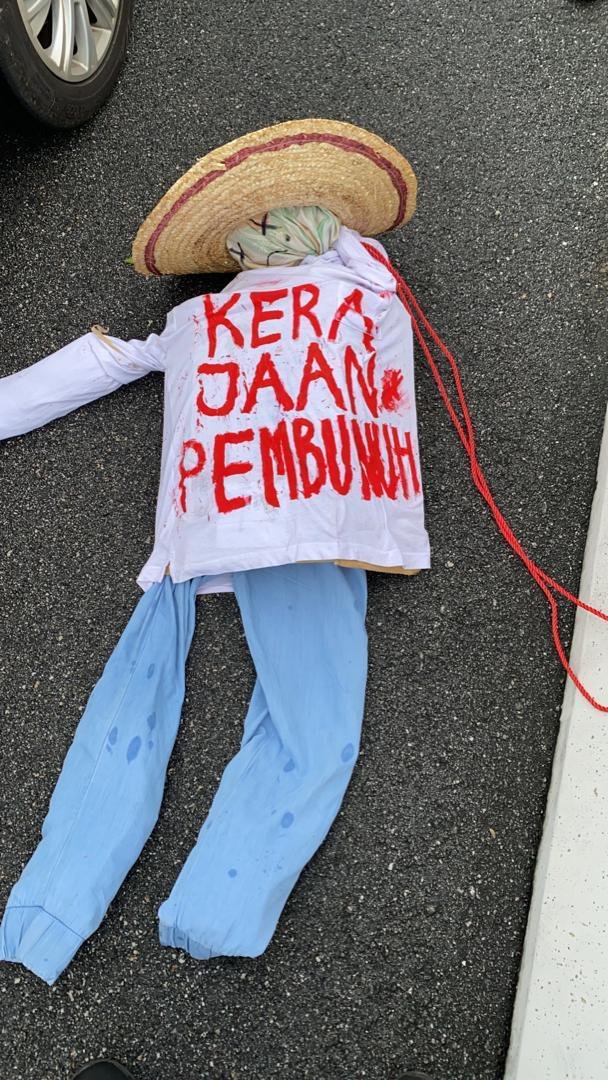 假人偶身上以红漆写著“杀人政府”字眼。（取自网络）