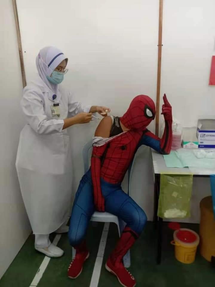 “蜘蛛侠”在接种疫苗时，不忘耍酷。
