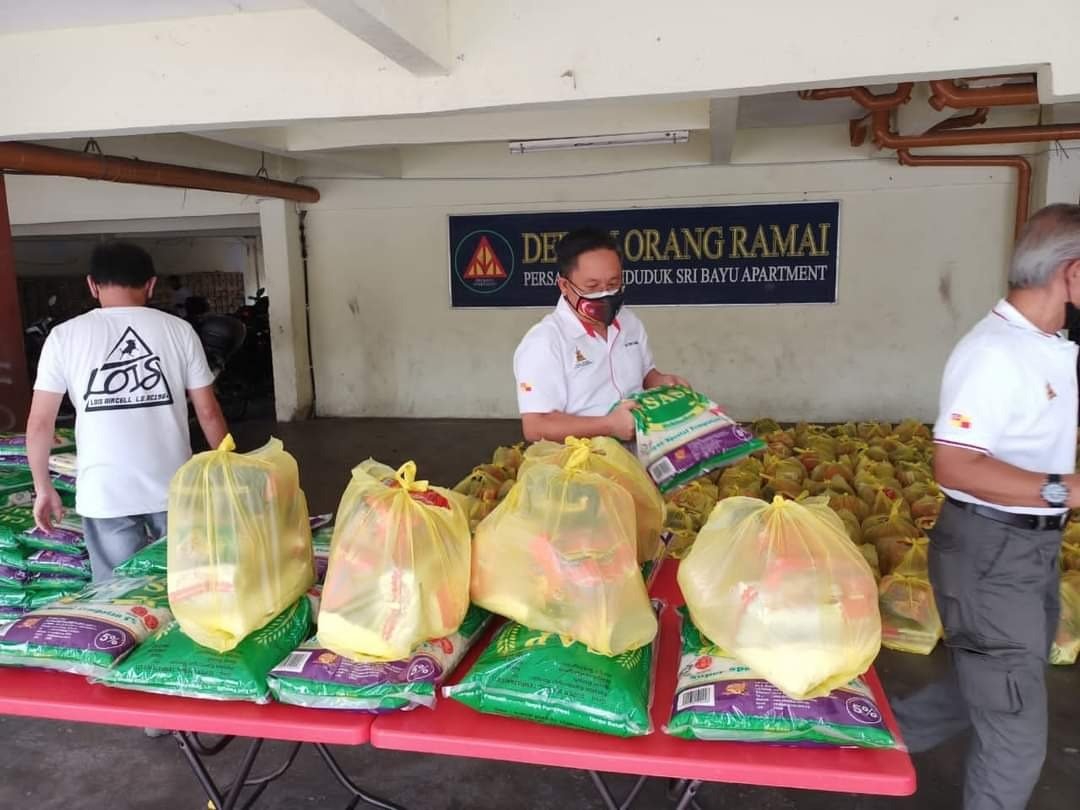 疫情对组屋区家庭冲击大，班达马兰州议员梁德志(中)在哈芝节来临前，安排在组屋区派送粮食和物资。