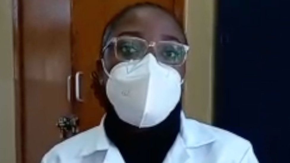 赞比亚护士马兰博已经接种第一剂疫苗，目前急切地等待她的第2剂疫苗。（图取自英国广播公司）