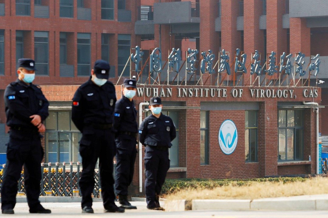 世卫溯源专家组今年2月曾到中国科学院武汉病毒研究所进行调研。（图取自路透社）