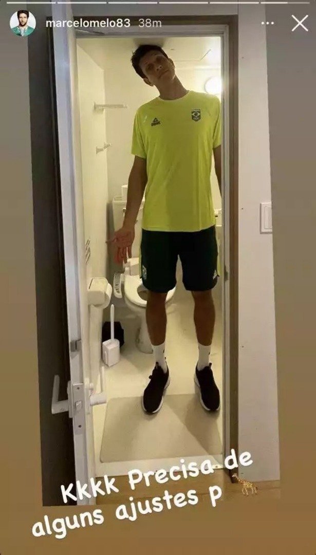 身高203公分的巴西职业网球运动员Marcelo Melo将照片上载到Instagram，并笑指“需要一些调整”。有不少外国运动员投诉，浴室天花板太矮，需要低下头才能洗澡。
