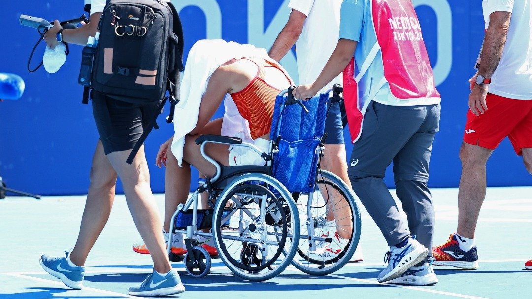西班牙选手巴多萨在女单8强战中，因中暑被迫退赛，最后坐著轮椅离开球场。（图取自路透社）