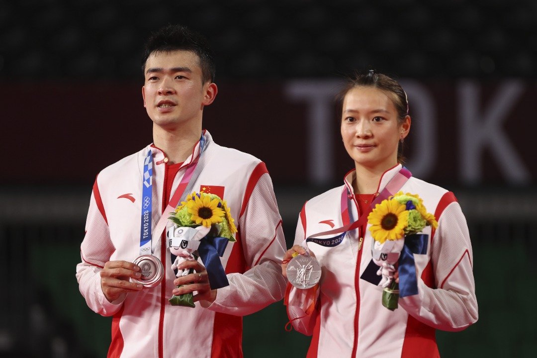 中国组合郑思维与黄雅琼夺得银牌。（图取自路透社）