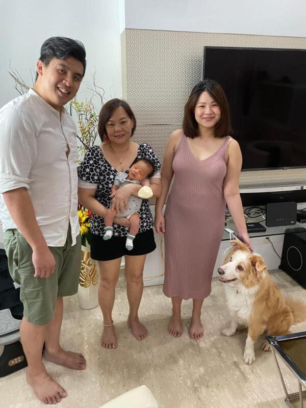 张香兰（左2）的家人在柔佛，一年多没能回家，她十分盼望早日和家人团聚。图为她和顾客合照。（受访者提供）