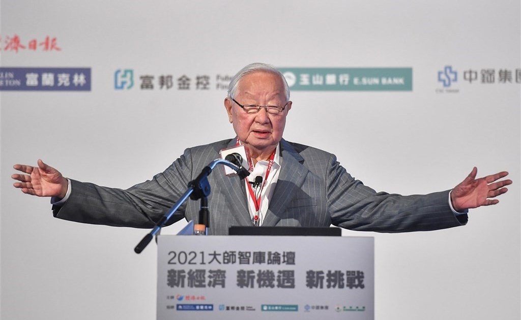 台积电创办人张忠谋4月21日应邀出席2021大师智库论坛，以“珍惜台湾半导体晶圆制造的优势”为题公开演讲。（图取自中央社）