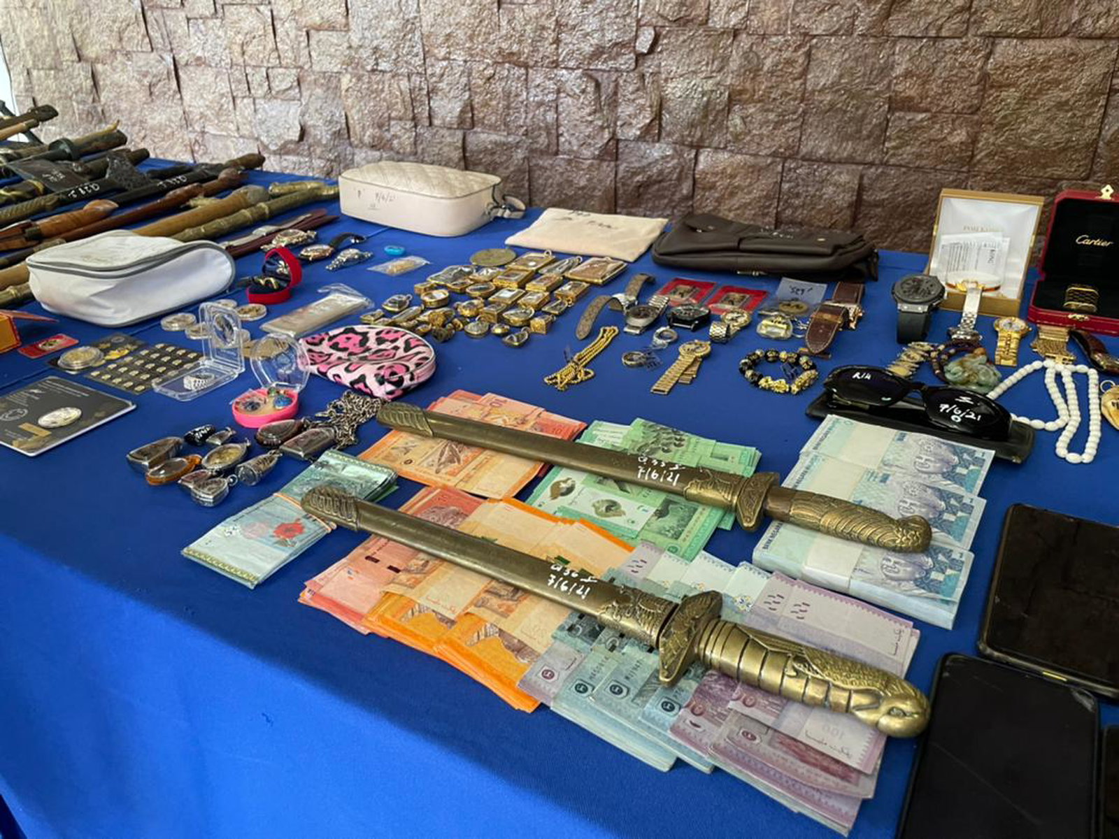 警方成功找回受害者被抢走总值120万令吉的各样物品。