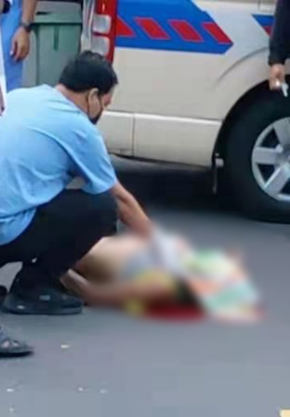 61岁华男持枴杖过马路，被躲避警方追捕的嫌犯猛撞，当场毙命。