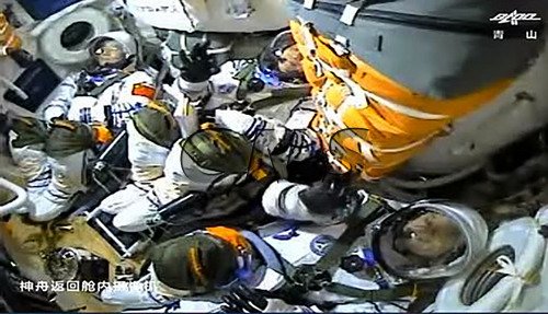 火箭发射后，太空人在舱内比出ok手势。（央视直播截图/中新社）