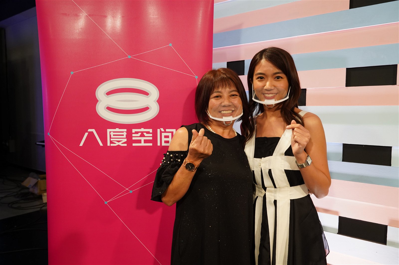 周雪婷与妈妈妈妈梁淑娟（57岁）。
