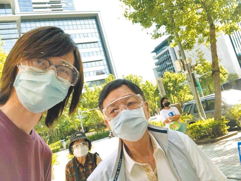 林隆璇（左）日前带著父母去接种新冠肺炎疫苗。