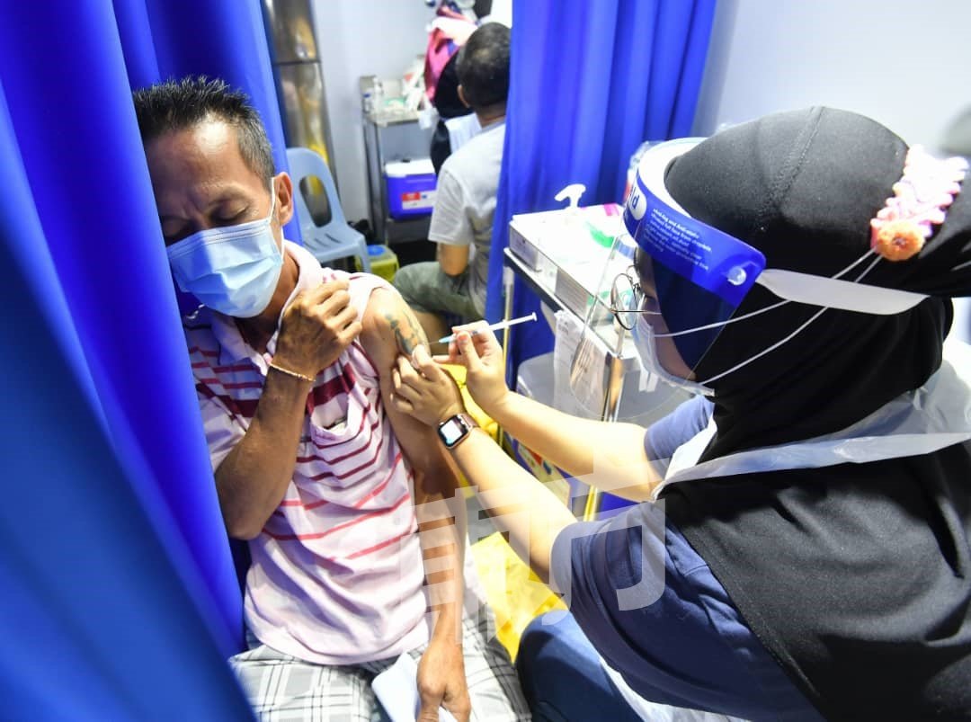 吉隆坡批发公市自国内疫情蔓延以来，前后已三度爆发疫情，至今已累计超过400人确诊，11人病逝。图为公市批发商、员工和民众接种疫苗的情况。
