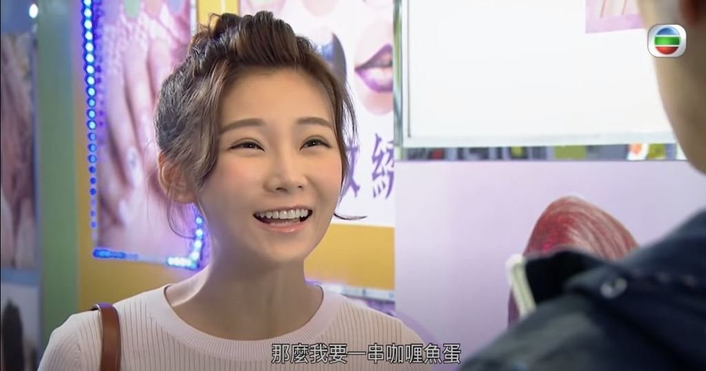 简淑儿在多部TVB剧集中演出，其甜美的笑容和腰果眼深受男粉丝喜爱。