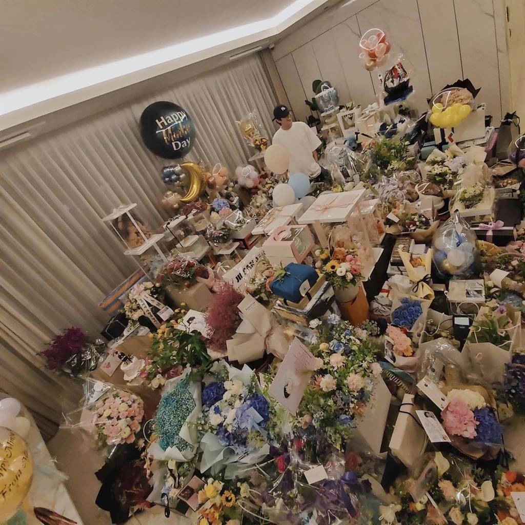李敏镐生日收到的花束、蛋糕和礼物堆叠成山。