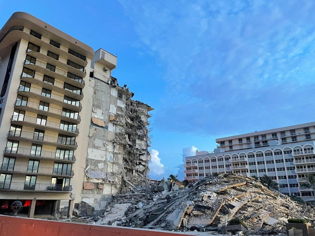 迈阿密公寓局部倒塌事故，至今已经两日，搜救队伍继续找寻失踪者，坍塌一侧的地面上瓦砾和杂物堆积如山，高逾10公尺，场面骇人。（图取自迈阿密戴德消防/法新社）