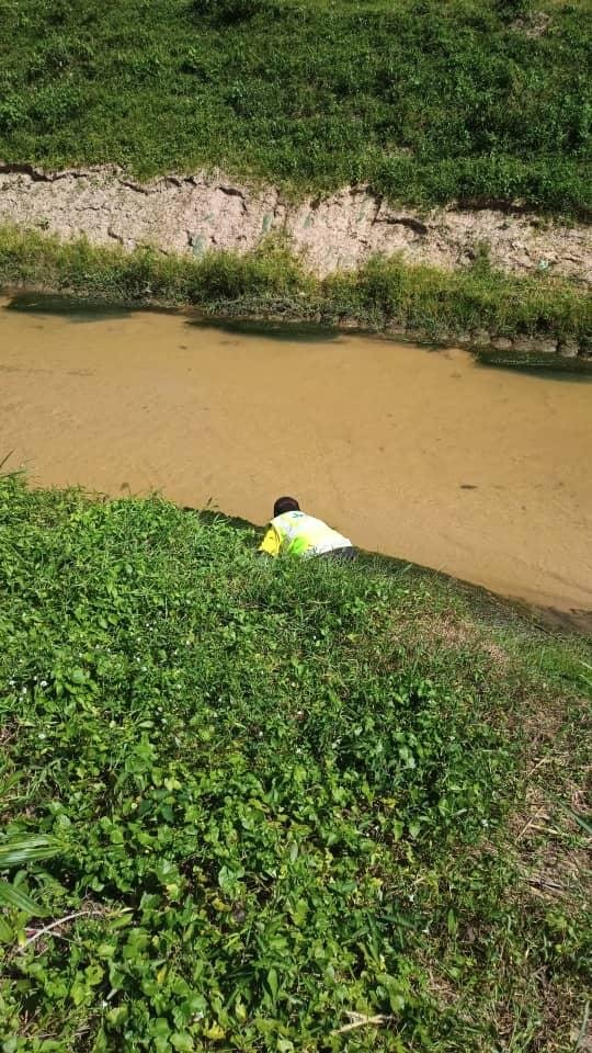 森州环境局官员抽取河水带返进行化验，以鉴定河水是否有被污染。