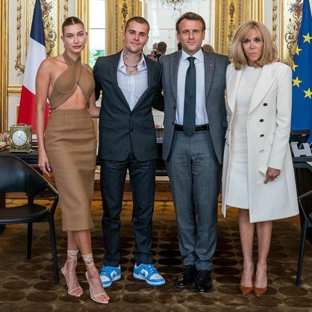 小贾斯汀夫妇与法国总统夫妇的打扮和装束形成强烈对比。