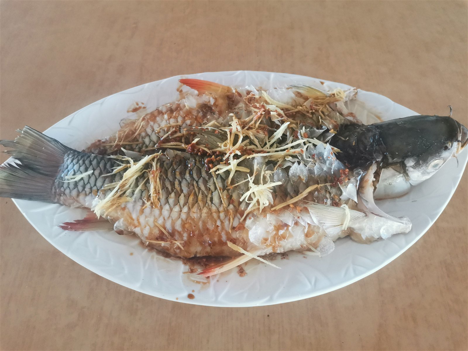 红尾苏丹鱼的普遍食法是清蒸，鱼肉香滑清。