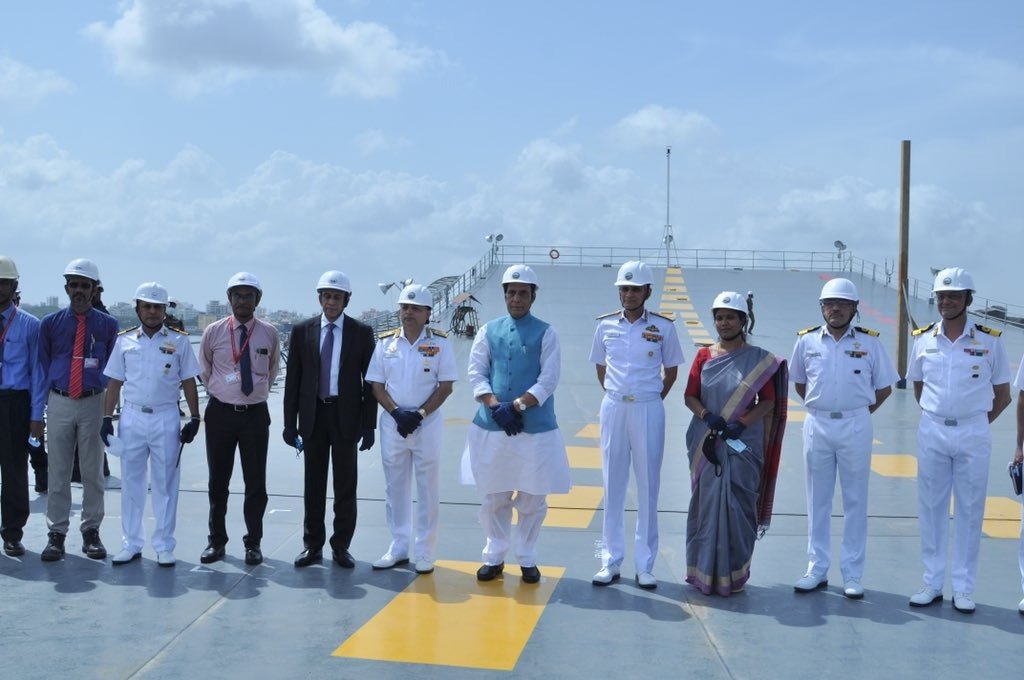 印度国防部长辛格（右5）上周五访问了正在建造中的印度首艘国产航母“维克兰特”号。（图取自社交媒体）