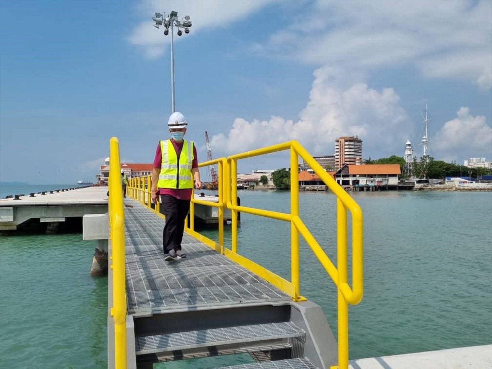 陈德钦于周一巡视已完成的码头停泊堤加长工程。