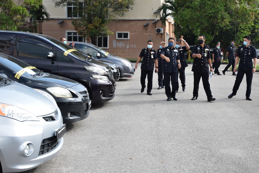 警方在行动中起获9辆车，总值约23万6000令吉。