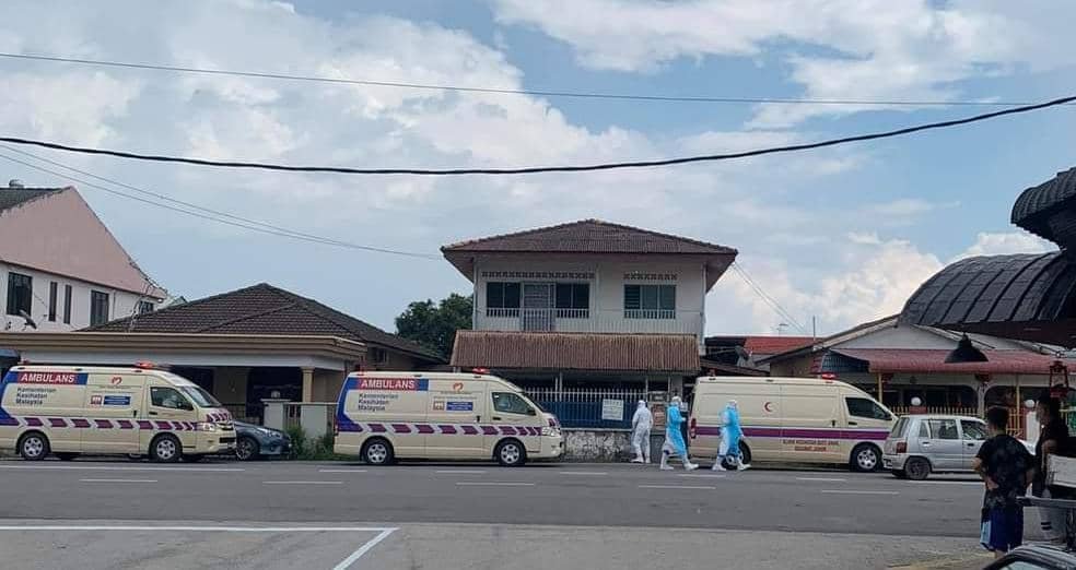 卫生局安排三辆救护车到“慈爱社工中心老人院”，将确诊的老人载往医院治疗及隔离。