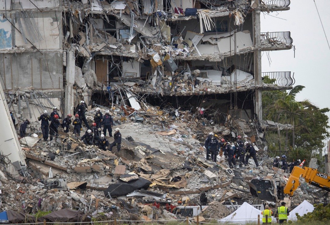 迈阿密公寓大楼倒塌当地时间周一迈入第5天，搜救人员仍在瓦砾堆中寻找幸存者，但再找到多两具遗体，死亡人数累计至11人，还有150多人下落不明。（图取自法新社）