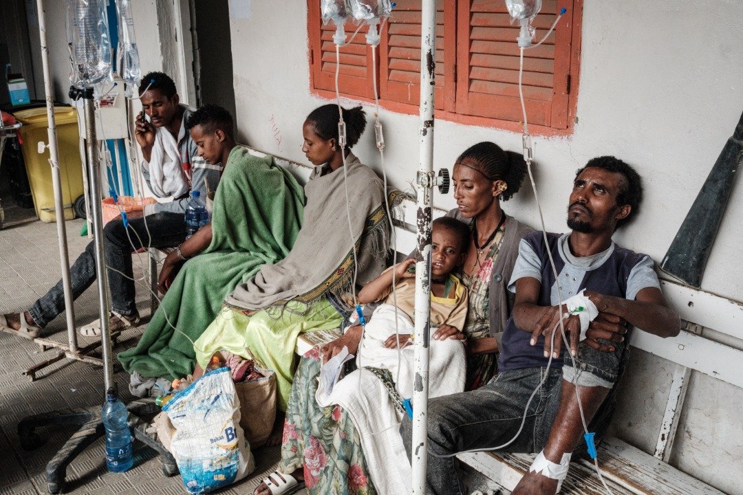 在武装组织重夺北部提格雷州首府后，埃塞俄比亚政府单方面宣布停火。图为多哥加镇一个市场上周遭空袭后，受伤的民众在医院的长凳上等待治疗。（图取自法新社）
