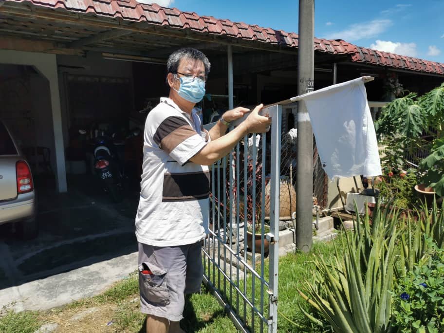 黄元顺在住家门口挂上白布，希望得到民众的协助寻找工作。