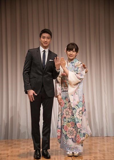 日本乒乓球女王福原爱与丈夫江宏杰于2016年完婚。